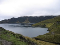 Charakteristické ekosystémy - sladkovodní ekosystémy (kráterové jezero Caricocha)
