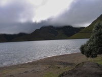 Charakteristické ekosystémy - sladkovodní ekosystémy (kráterové jezero Caricocha)