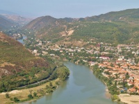 Pohled na město od kláštera Jvari